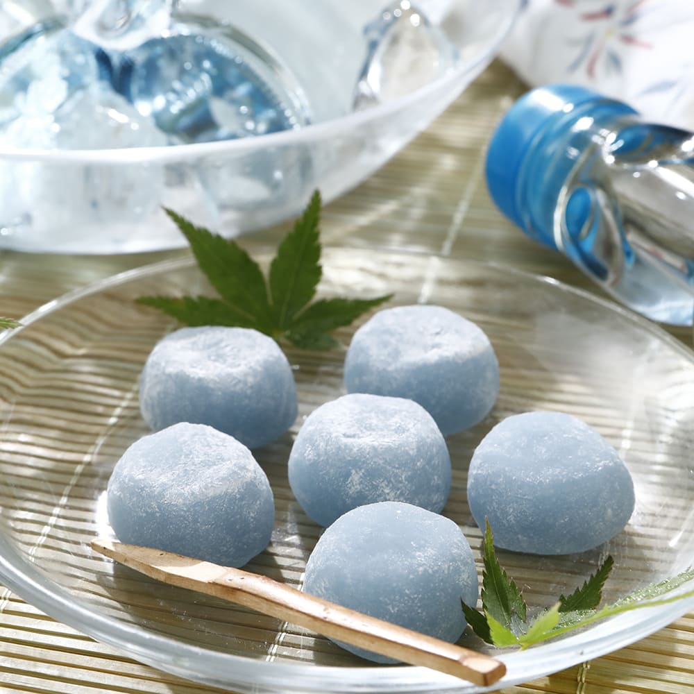 口に広がるラムネの爽やかさ。
見た目も涼しい、夏だけのひとくち涼菓。