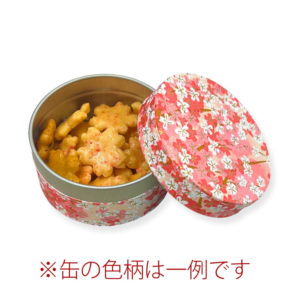 桜の花びらの形で焼き上げられた上技せんべい。桜絵柄の美缶入り