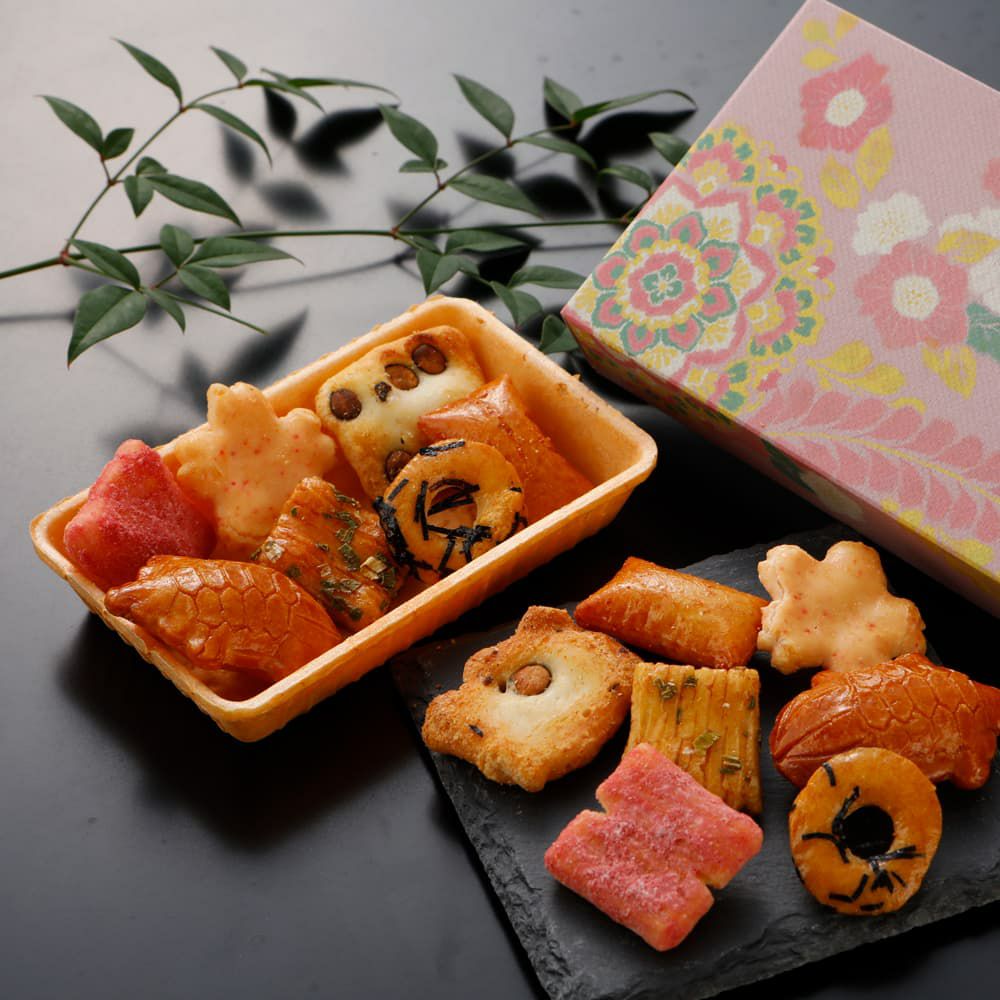 海老せんべいでできている食べられる器に、京のあられの傑作７種が集合。極朱珍：桃