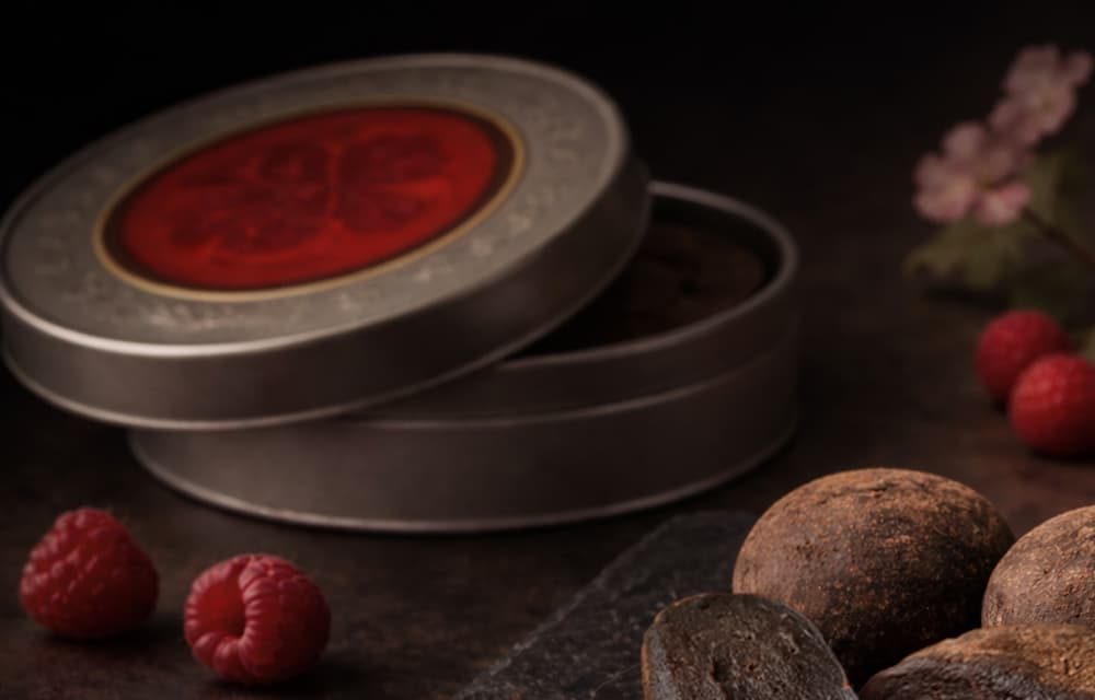 フランボワーズ缶の単体写真（白背景）またはベリーとチョコの世界観写真