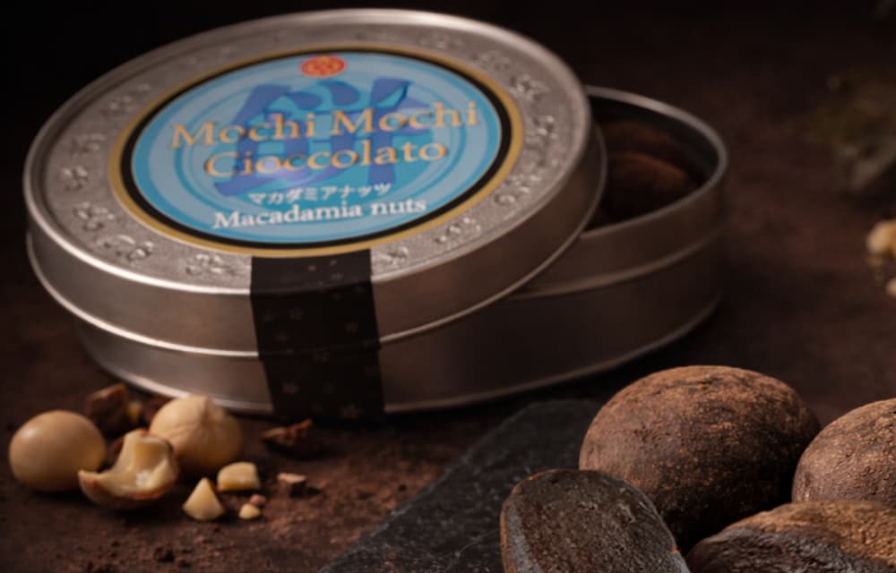 マカダミアナッツ缶の単体写真（白背景）またはナッツとチョコの世界観写真