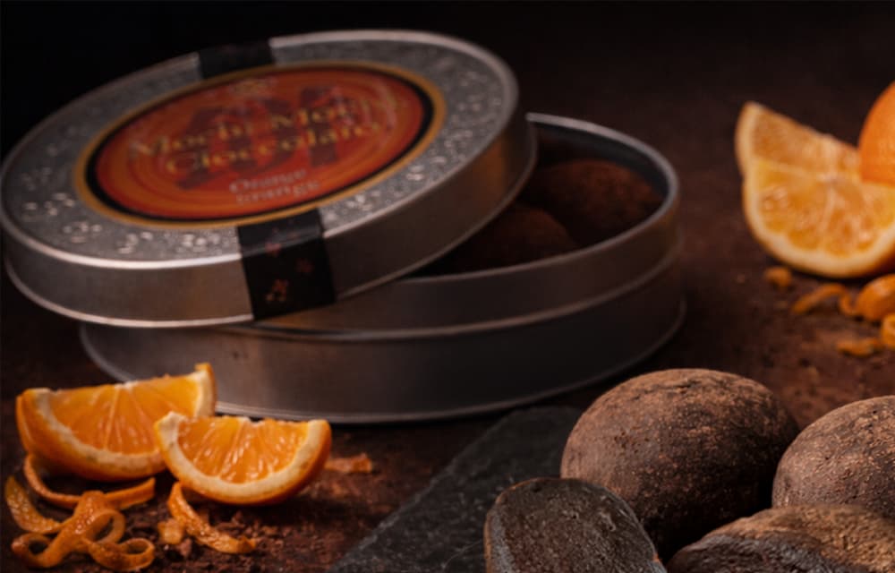 オレンジ缶の単体写真（白背景）またはオレンジピールとチョコの世界観写真