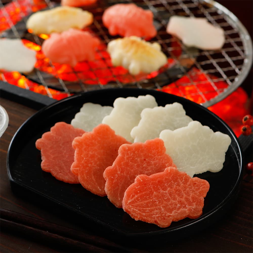 熟練の技で造られる紅白亀甲餅