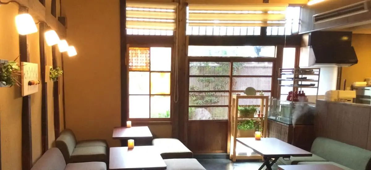 ゆったりとくつろぎのひと時をお楽しみいただけるよう座り心地の良いソファをレイアウト。