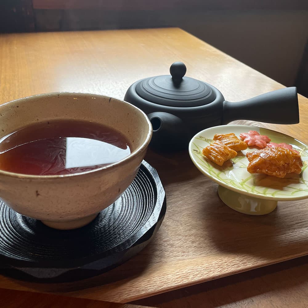 雁金ほうじ茶と3種のあられ