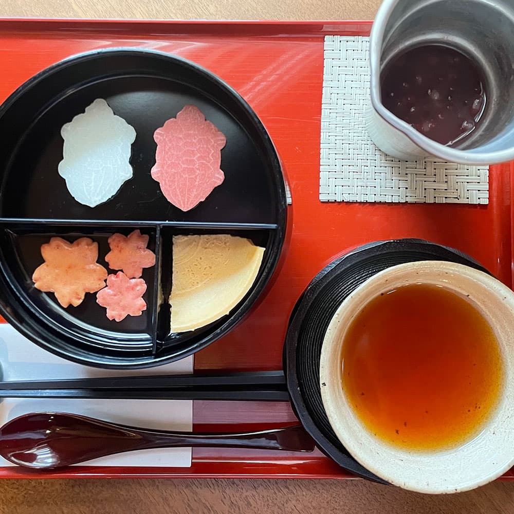 紅白亀甲餅ぜんざい　～ほうじ茶付き～