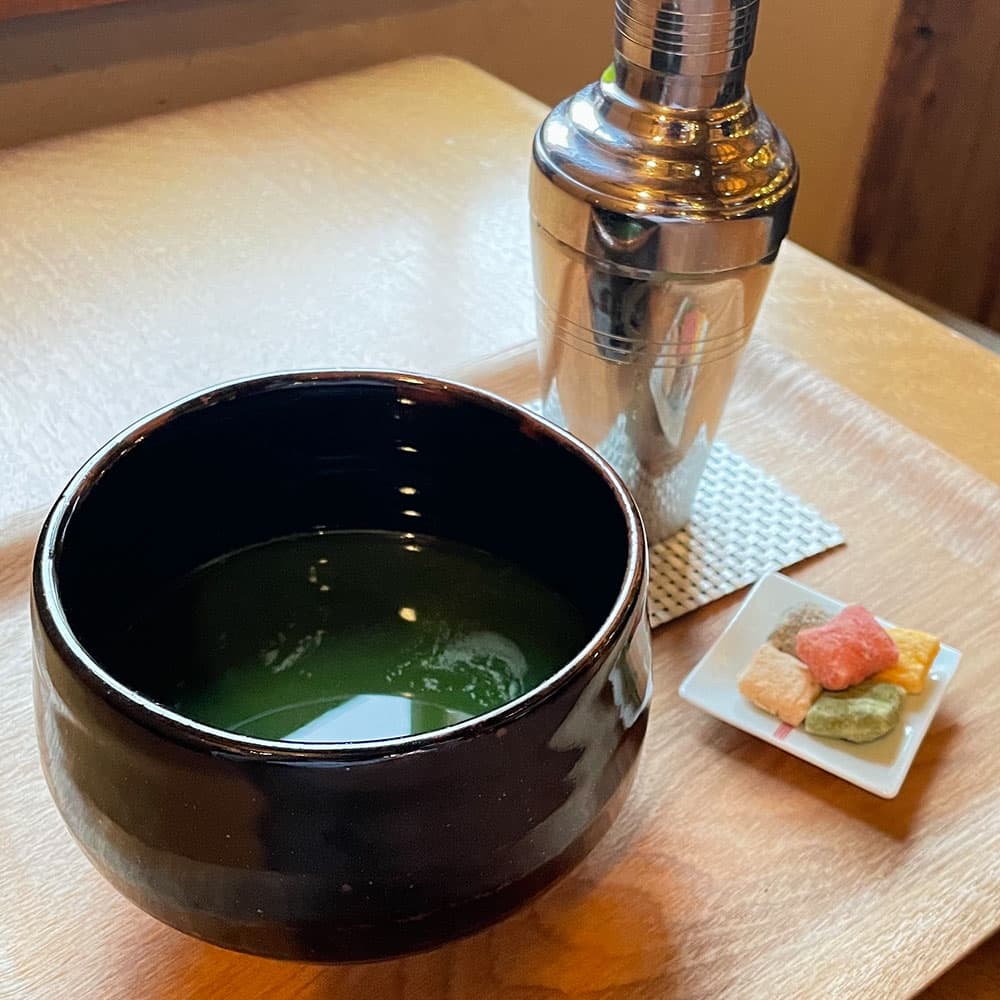 冷抹茶と五色あられ「繻子」