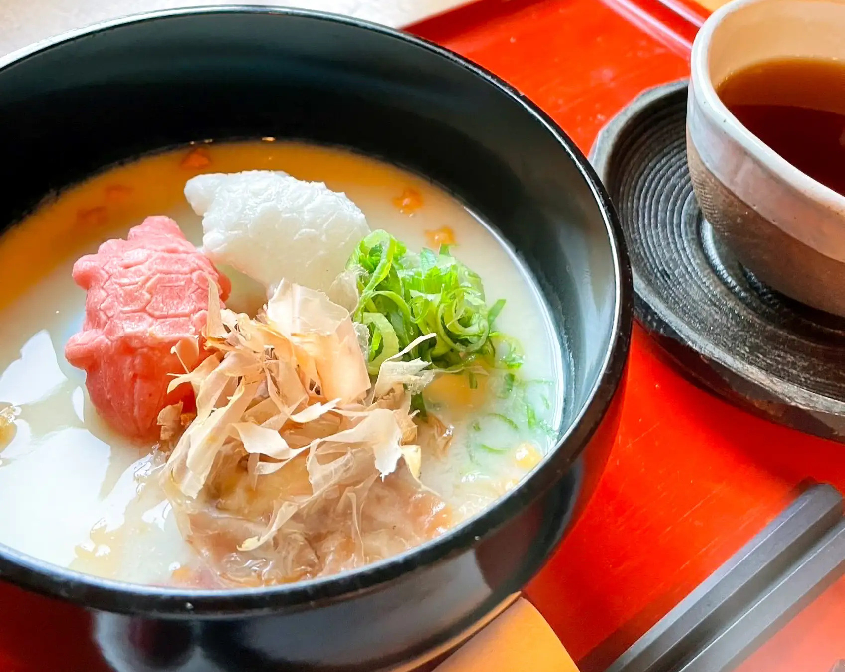 【冬季限定】福を呼ぶ紅白亀甲餅の白味噌雑煮　～可愛くて縁起がいい、お正月の『開運グルメ～