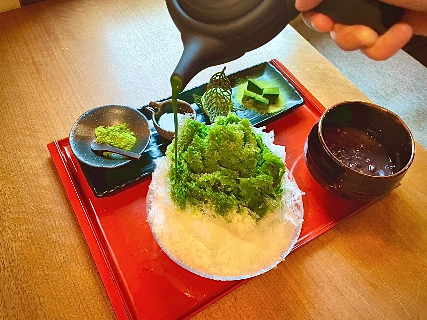 抹茶を氷に注ぐ様子