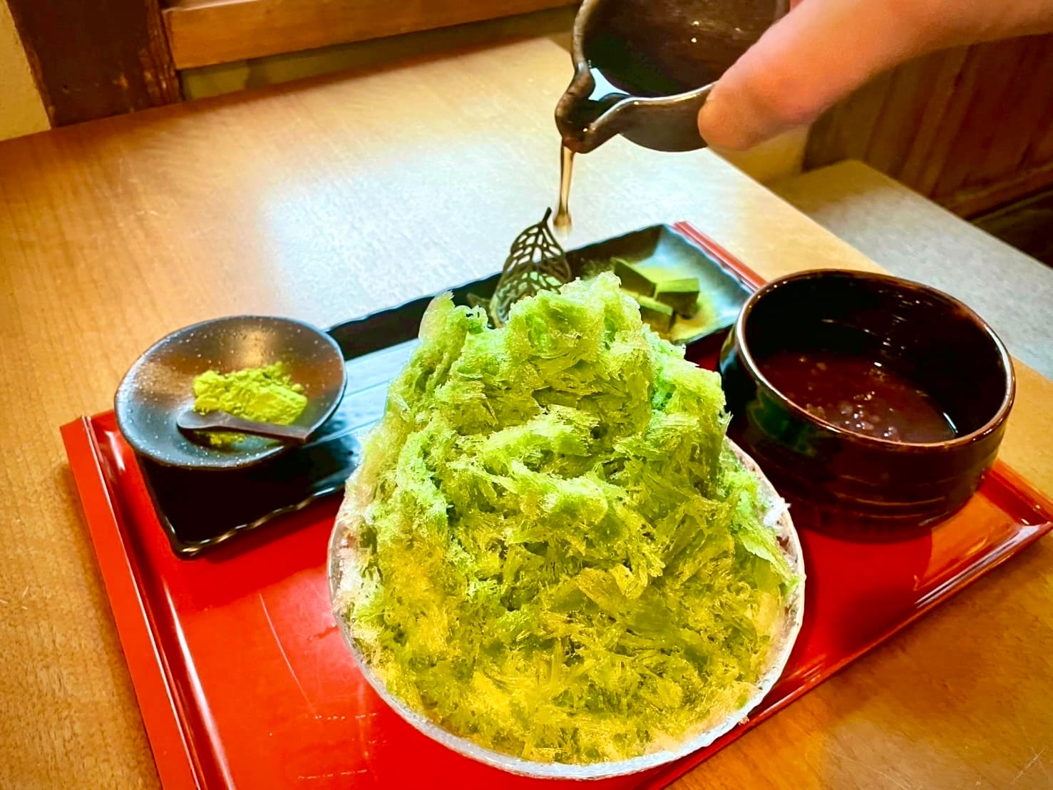 和三盆蜜をとろりとかける