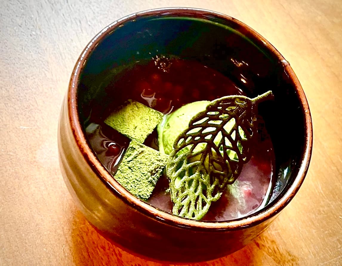 小豆に抹茶ジェラートやチュイールを添えた冷やし抹茶ぜんざい